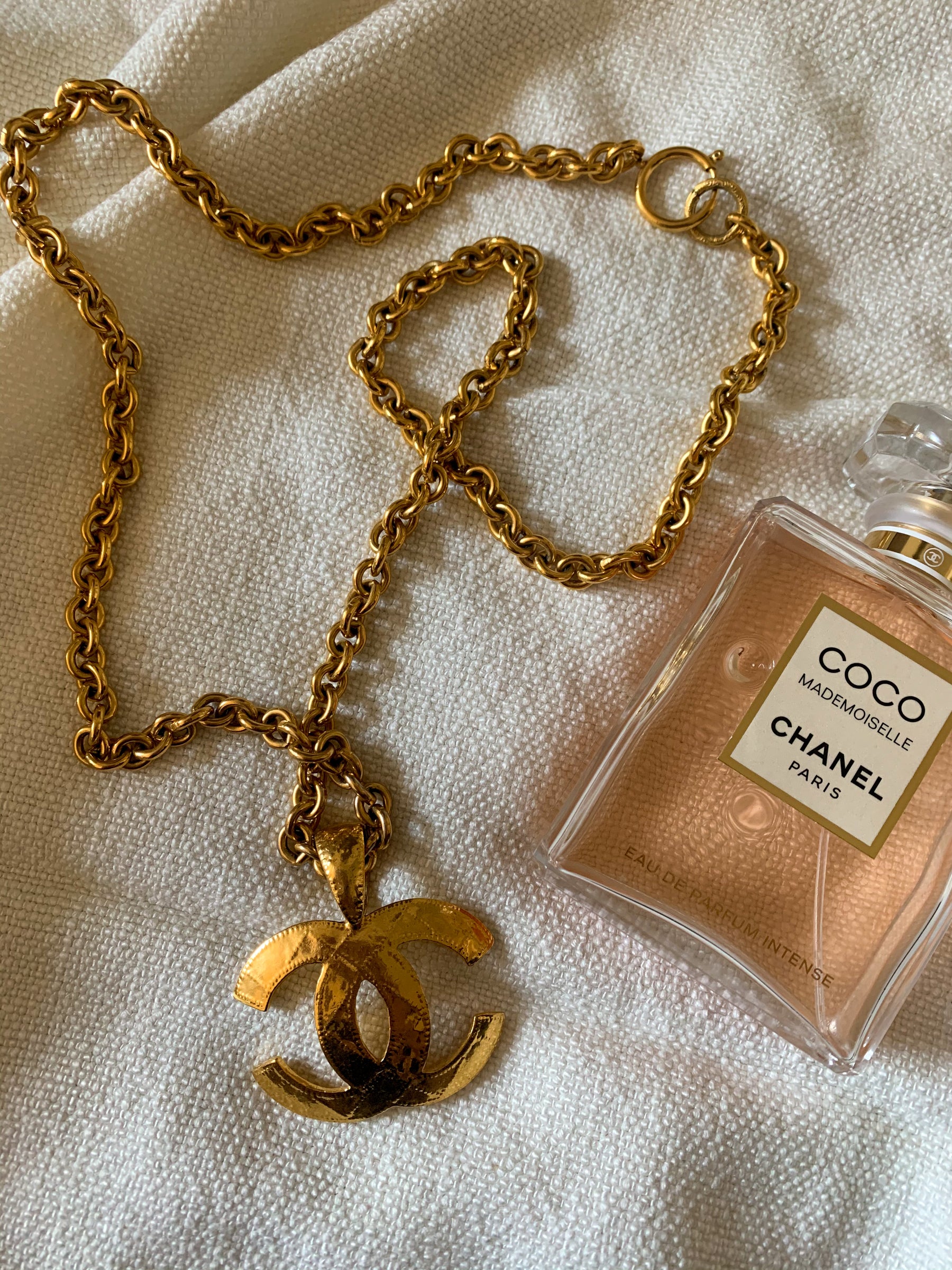 Chanel Vintage Gold Quilted Handbag Necklace – Amarcord Vintage Fashion